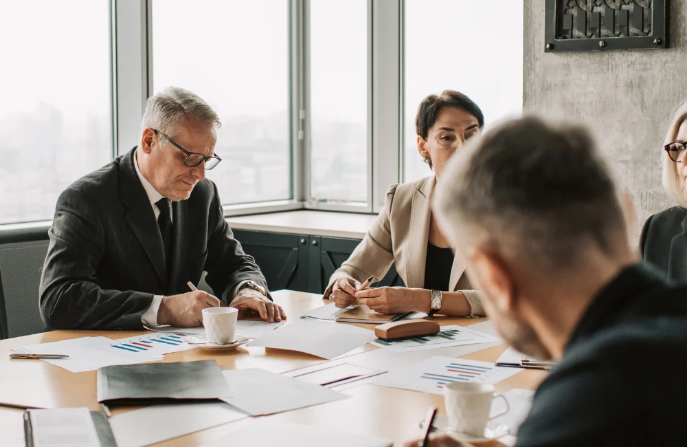 Reunião de sócios em empresa para redigir Ata de assembleia Geral em Portugal